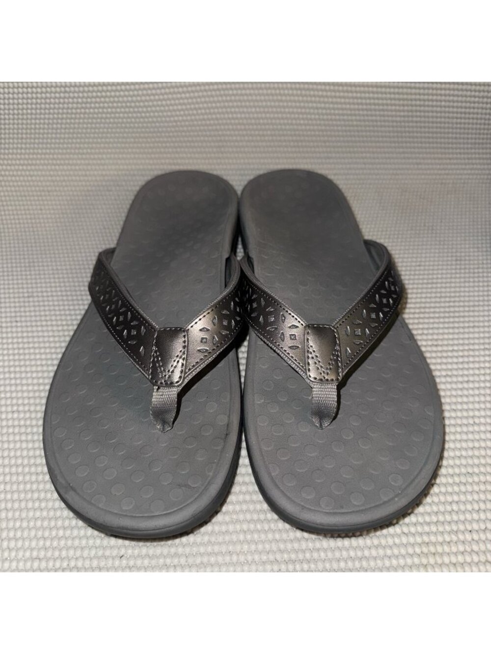 Vionic Tide Perf Gray Silver Comfort Thong Orthoheel Sandals Women’s Size 11